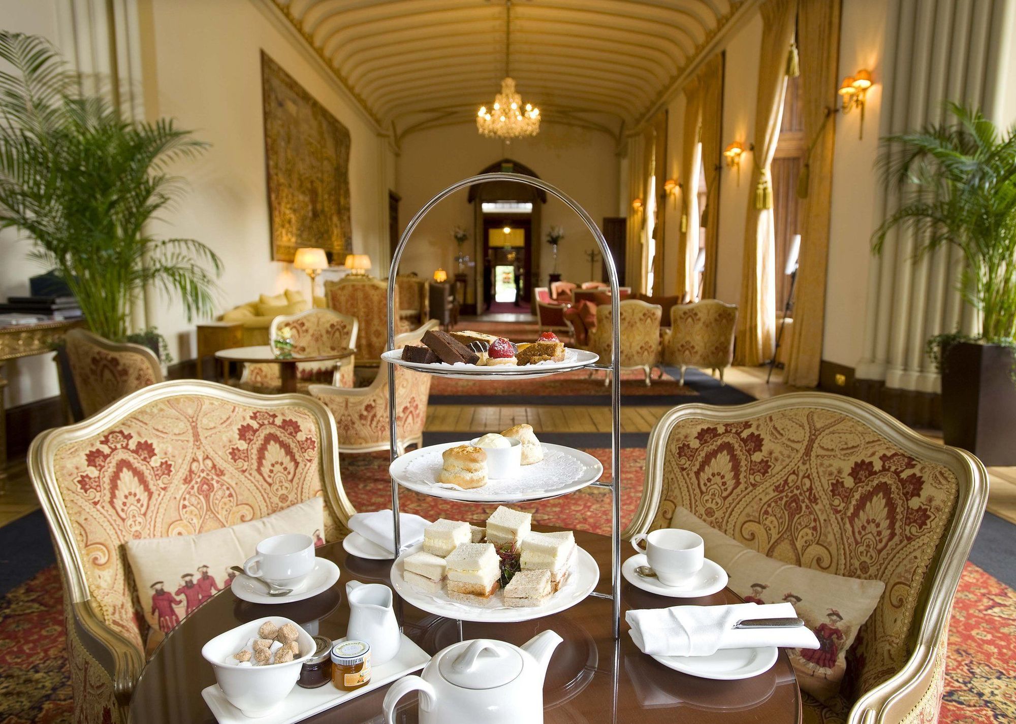 Mar Hall Golf & Spa Resort Bishopton  Restoran gambar Afternoon tea at the Taj Mahal Palace Hotel, Mumbai, India